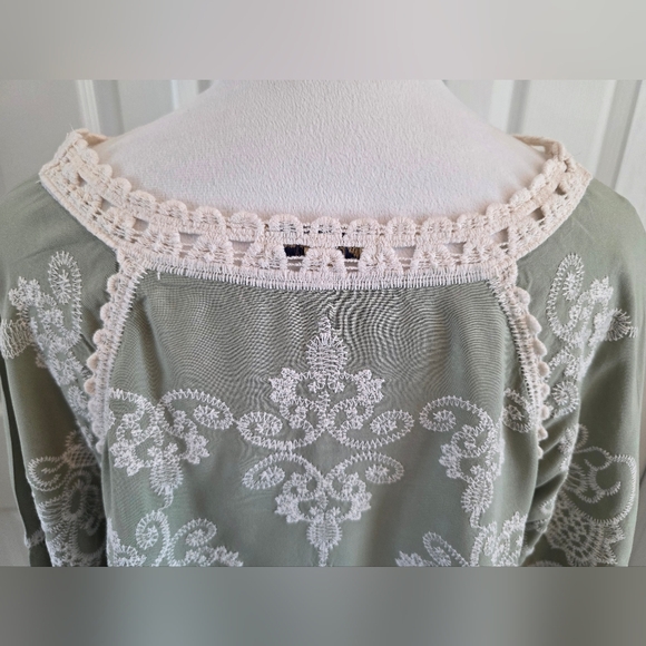 Democracy Sage Green Embroidered Peasant Top White Lace Boho Blouse - 1X EUC - Picture 10 of 12